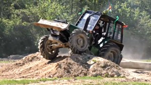 Zabudnite na Formulu 1. Takto vyzerajú preteky traktorov na Slovensku