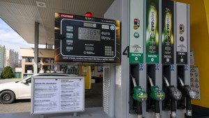 Koľko zaplatíte na čerpacej stanici v okolí Slovenska? Prehľad pravidiel v susedných krajinách