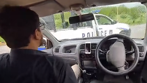 Diaľkové riadené auto po výpadku internetu nabúralo do policajného vozidla