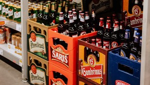 Slováci čoraz viac nakupujú pivo vo vratných fľašiach. Je za tým nostalgia, štýl, no najmä ekológia