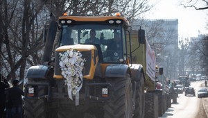 VIDEO: Do Bratislavy dorazilo asi 100 traktorov. K farmárom sa pridali aj lesníci