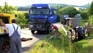 Vážna nehoda na Myjave. Zrazili sa tu dva kamióny a auto