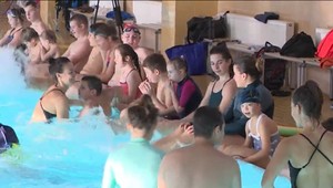 Plavecký tréning zdravotne znevýhodnených detí si pochvaľujú nielen malí plavci, ale aj ich rodičia