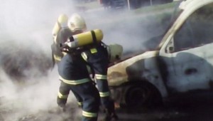 Prežili horor! Z horiaceho auta ťahali bombu