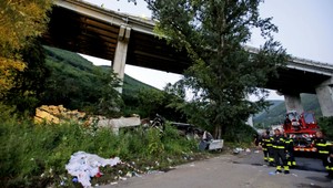 Nehoda autobusu si vyžiadala najmenej 39 mŕtvych