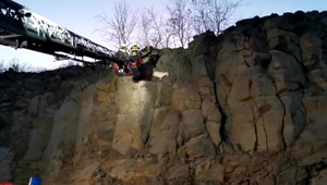 VIDEO: Pracovníci kameňolomu volali na pomoc hasičov. V tridsať metrovej výške uviazla koza