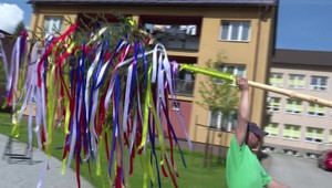 Tradičné stavanie májov sa prispôsobilo modernej dobe, no symbol lásky pretrváva