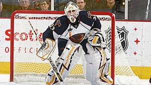 Český brankár Atlanty Pavelec dostal gól cez celé klzisko