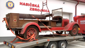 Auto z videoklipu k známej pesničke Kaskadér od Elánu. Roky stálo v stodole, dnes je opäť pojazdné.