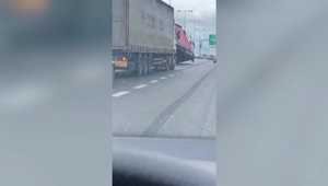 ONLINE: Silný vietor komplikuje život, divák TV JOJ zachytil prevrátenie nákladiaku