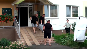 Syn zabalil telo mŕtveho otca do igelitu. S bratom ich prepustili na slobodu