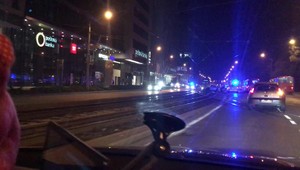 Nočná nehoda v Bratislave. Auto na električkovej trati