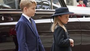 OBRAZOM: Kráľovské deti ustáli rozlúčku s prababičkou pred zrakom celého sveta