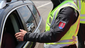 Poriadny bizár z Rožňavy: Behom hodiny zaistili troch mužov, ktorí riadili to isté auto