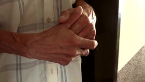 Starší muž si odbehol zo svadby. Mladík ho takto bezohľadne okradol