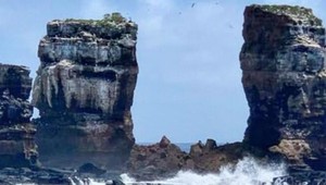 Darwinov oblúk po erózii: Zostali z neho len dva kamenné stĺpy