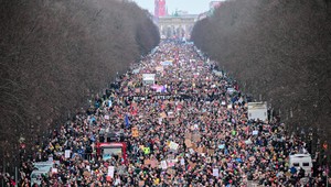 Desaťtisíce Nemcov v uliciach protestujú proti krajne pravicovej AfD