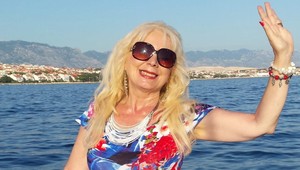 Božanka schová do vrecka aj výrazne mladšie ženy: Môže mať po 70-tke TAKÉTO štíhle nohy?