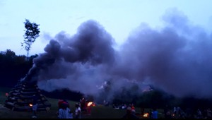 Oslavy SNP vyvrcholili pálením tradičnej vatry. Po zapálení sa ale začal šíriť hustý a štipľavý dym