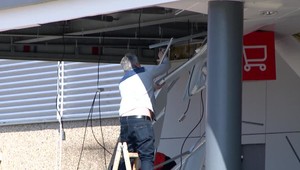 Vietor strhol prístrešok aj so stropom