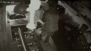 FOTO Zlodeja, ktorý kradol v bratislavskej reštaurácii: Ak ste muža spoznali, kontaktujte políciu