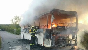 Autobus pri Sabinove zachvátil požiar, sedeli v ňom školáci