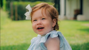 Tak predsa! Na krste Lilibet sa napokon ukázal niekto z kráľovskej rodiny!