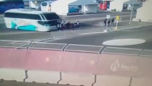 Šokujúce zábery. Rakúskych športovcov zrazil v Baku autobus!