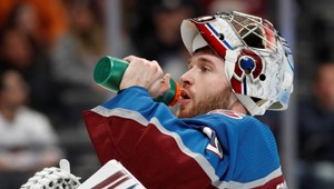 Český hokejový brankár si na prilbu namaľoval slovenské legendy