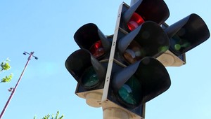 Vodič zrazil cyklistku na priechode pre chodcov. Polícia zisťuje, či prechádzala na červenú