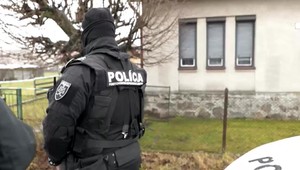 Väzba pre úkladnú vraždu: Mladík podrezal muža, u ktorého býval. Jeho telo našli pod posteľou