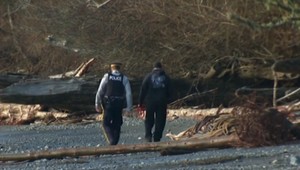 Na prechádzke so psom pri rieke našiel topánku. Aj s nohou