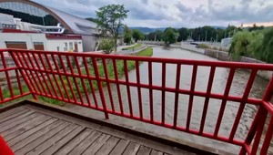 Záchranná akcia v centre mesta. Na jednom z mostov stál muž pod vplyvom alkoholu