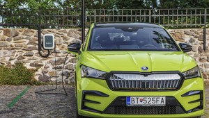 ŠKODA rozširuje infraštruktúru nabíjačiek. Wallboxy pribudnú na chatách či v dovolenkových rezortoch