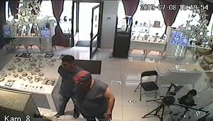 Foto: Polícia pátra po dvoch mužoch. Ukradli šperky za desiatky tisíc eur