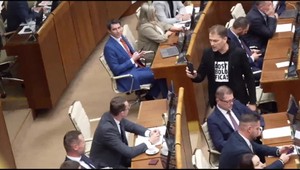 Parlament začne prvú posviatkovú schôdzu, poslancov čakajú tri týždne rokovania