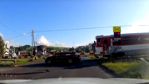 VIDEO: Dráma na železničnom priecestí. Vodič uviazol medzi rampami