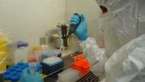 Podozrenie na ebolu v Česku: Pacienta z Tábora previezli v ochranných oblekoch do Prahy