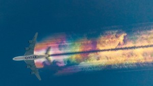 Lietadlo s dúhovou stopou: Stroj vykúzlil na nebi rozprávkovú krásu