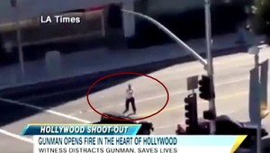 Mladý šialenec strieľal uprostred cesty po vodičoch!