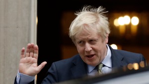 Pod Borisom Johnsonom sa trasie stolička, polícia vyšetruje jeho tajné večierky