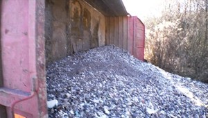 Plne naložený nákladiak havaroval. Drvený odpad sa komplet vysypal