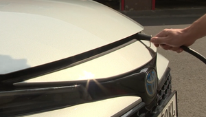 Oheň pod lupou: Ako uhasiť auto a kedy to radšej nechať na hasičov