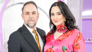 Ako nosiť extravagantnejšie kúsky a neprehnať to? Držte sa tejto jednoduchej zásady!