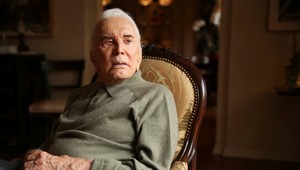 Kirk Douglas oslavuje 102 rokov