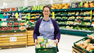 Tesco už daruje potraviny zo všetkých svojich predajní