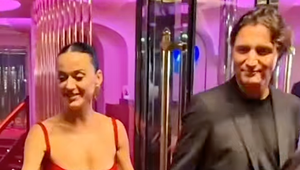 A je to vonku! Známy politik a hviezdna speváčka už vzťah netaja, niektorí sa jej čudujú!