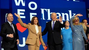 Demokrati sa lúčia s Bidenom. Harrisovú na zjazde vítali tisícky delegátov