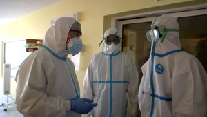 Zo života v červenej zóne. Ľudia majú zo zdravotníkov pracujúcich v prvej línií strach