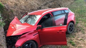 Dopravná nehoda na D2: Auto zišlo mimo cestu, zranené sú dve osoby